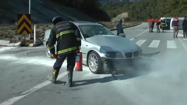 Kemer'de Ambulansla Otomobil Çarpıştı: 2 Yaralı Kemer'de Ambulansla Otomobil Çarpıştı: 2 Yaralı