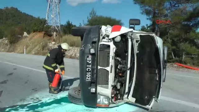 Kemer'de Ambulansla Otomobil Çarpıştı: 2 Yaralı Kemer'de Ambulansla Otomobil Çarpıştı: 2 Yaralı