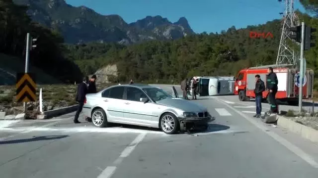 Kemer'de Ambulansla Otomobil Çarpıştı: 2 Yaralı Kemer'de Ambulansla Otomobil Çarpıştı: 2 Yaralı
