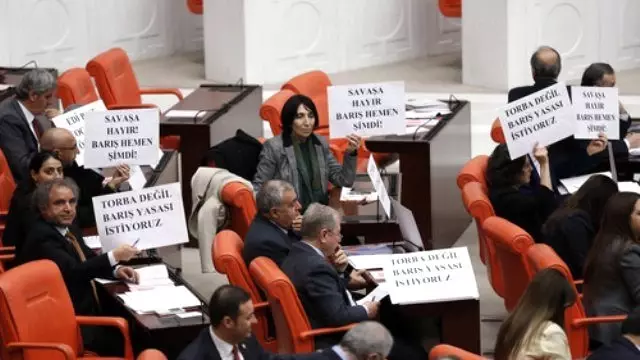 HDP'den TBMM'de Dövizli Protesto HDP'den TBMM'de Dövizli Protesto