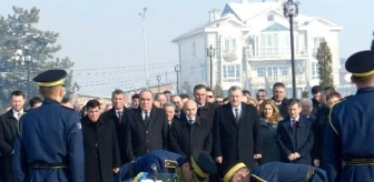 Kosova İlk Cumhurbaşkanı Rugova'yı Mezarı Başında Andı