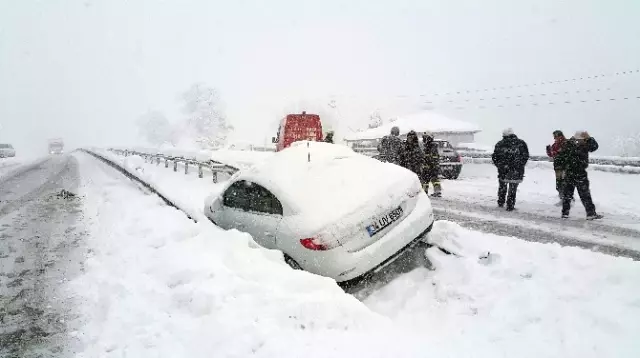 Düzce'de Yoğun Kar Kazaları da Beraberinde Getirdi