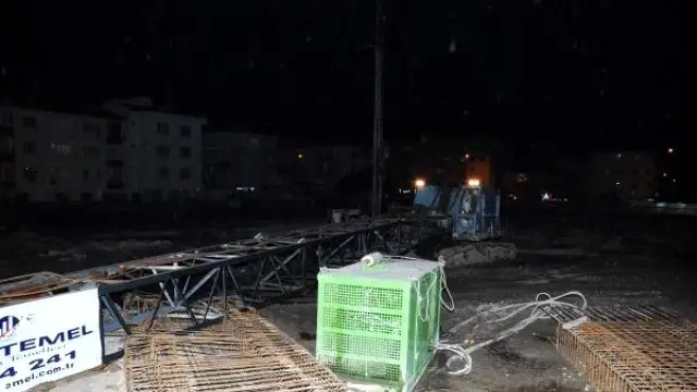 İnşaatta Vinç Devrildi: 1 Ölü, 1 Yaralı İnşaatta Vinç Devrildi: 1 Ölü, 1 Yaralı