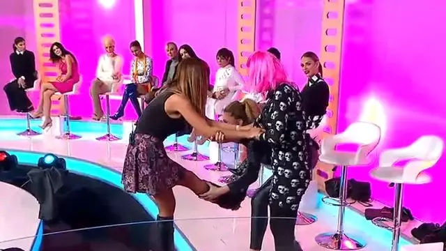 Tuğçe Özbudak’ın Ayakkabısını Çıkarmak İçin Seferber Oldular
