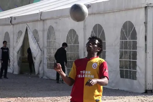 Galatasaray' Formalı Mülteciler, Ioc Başkanı Bach ile Futbol Oynadı