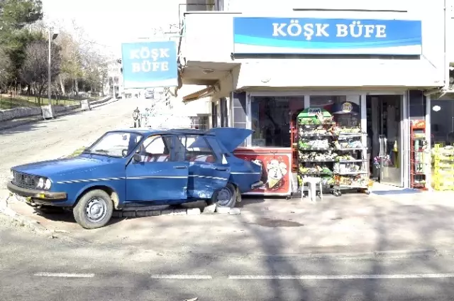 Otomobil Bakkala Dalmaktan Son Anda Kurtuldu: 4 Yaralı