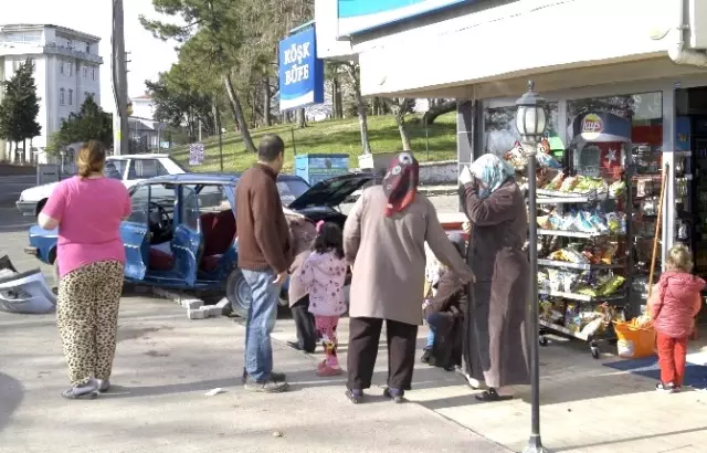 Otomobil Bakkala Dalmaktan Son Anda Kurtuldu: 4 Yaralı