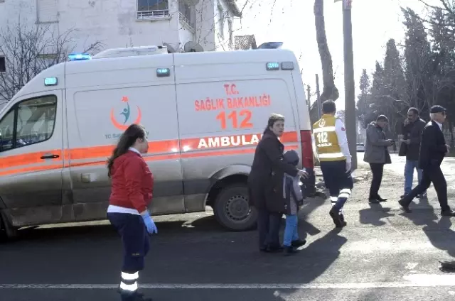 Otomobil Bakkala Dalmaktan Son Anda Kurtuldu: 4 Yaralı