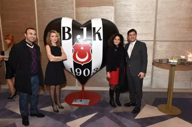 14 Ünlü İsim Kalp Heykellerine Duygularını Yansıttı 14 Ünlü İsim Kalp Heykellerine Duygularını Yansıttı