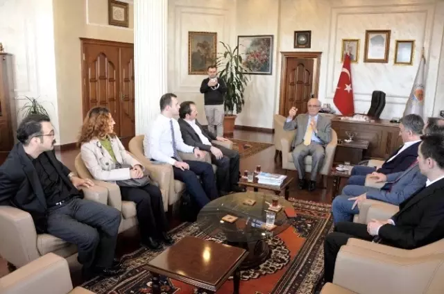 Beyaz Ay Derneği Başkanı Ayva, Başkan Yılmaz'ı Ziyaret Etti Beyaz Ay Derneği Başkanı Ayva, Başkan Yılmaz'ı Ziyaret Etti