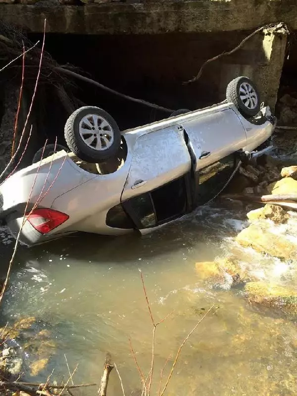 Bolu'da Otomobil Dereye Uçtu: 1 Ölü, 3 Yaralı Bolu'da Otomobil Dereye Uçtu: 1 Ölü, 3 Yaralı