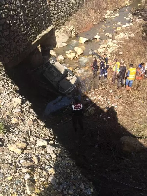 Bolu'da Otomobil Dereye Uçtu: 1 Ölü, 3 Yaralı Bolu'da Otomobil Dereye Uçtu: 1 Ölü, 3 Yaralı