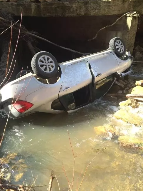 Bolu'da Otomobil Dereye Uçtu: 1 Ölü, 3 Yaralı Bolu'da Otomobil Dereye Uçtu: 1 Ölü, 3 Yaralı