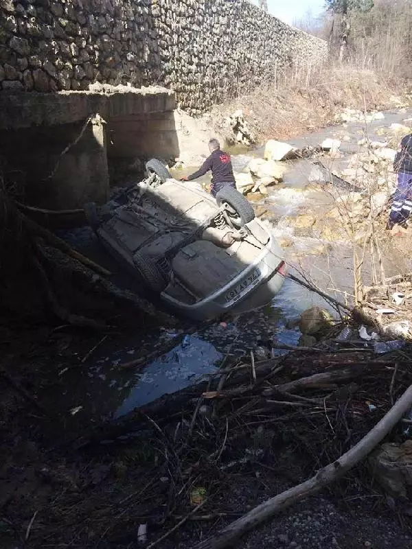 Bolu'da Otomobil Dereye Uçtu: 1 Ölü, 3 Yaralı Bolu'da Otomobil Dereye Uçtu: 1 Ölü, 3 Yaralı