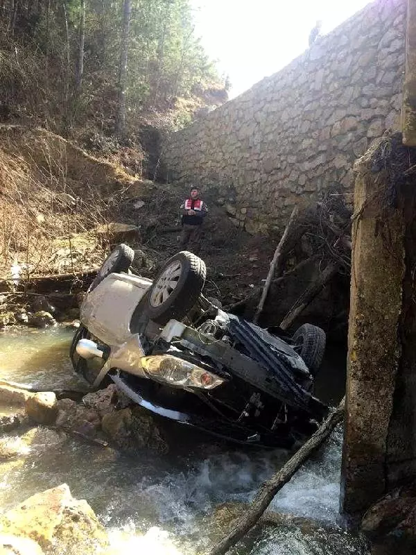 Bolu'da Otomobil Dereye Uçtu: 1 Ölü, 3 Yaralı Bolu'da Otomobil Dereye Uçtu: 1 Ölü, 3 Yaralı