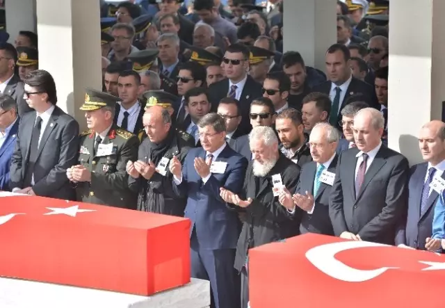 8 Şehit İçin Cenaze Namazı Kılındı 8 Şehit İçin Cenaze Namazı Kılındı