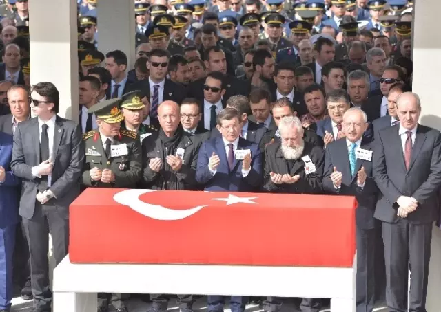 8 Şehit İçin Cenaze Namazı Kılındı 8 Şehit İçin Cenaze Namazı Kılındı