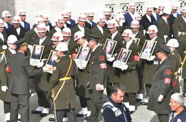 8 Şehit İçin Cenaze Namazı Kılındı 8 Şehit İçin Cenaze Namazı Kılındı