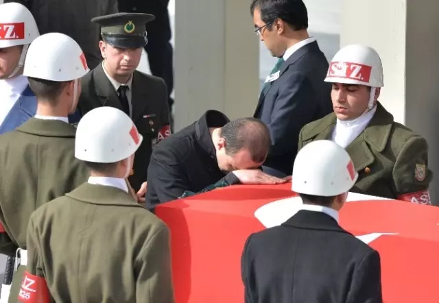8 Şehit İçin Cenaze Namazı Kılındı 8 Şehit İçin Cenaze Namazı Kılındı