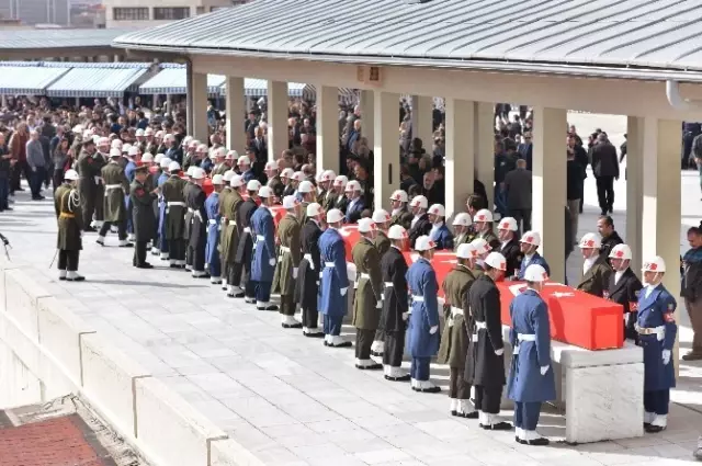 8 Şehit İçin Cenaze Namazı Kılındı 8 Şehit İçin Cenaze Namazı Kılındı