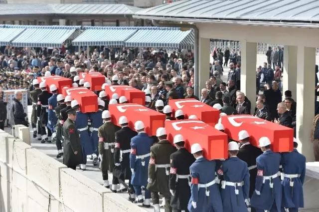 8 Şehit İçin Cenaze Namazı Kılındı 8 Şehit İçin Cenaze Namazı Kılındı