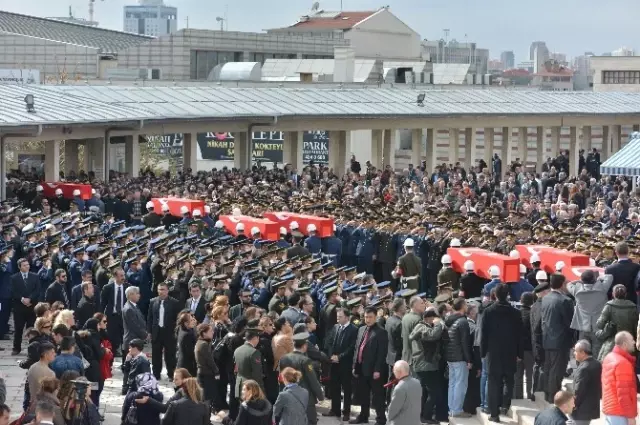8 Şehit İçin Cenaze Namazı Kılındı 8 Şehit İçin Cenaze Namazı Kılındı