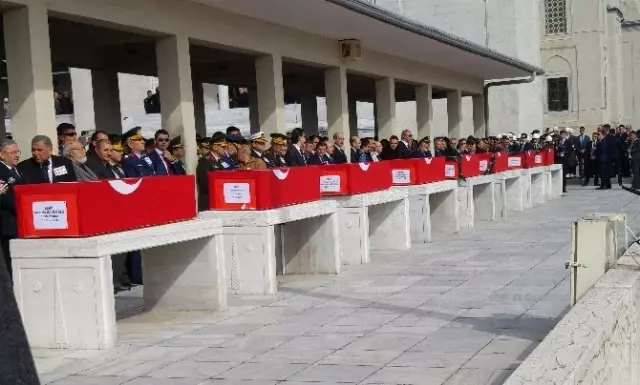 8 Şehit İçin Cenaze Namazı Kılındı 8 Şehit İçin Cenaze Namazı Kılındı