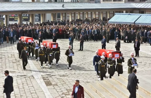 8 Şehit İçin Cenaze Namazı Kılındı 8 Şehit İçin Cenaze Namazı Kılındı