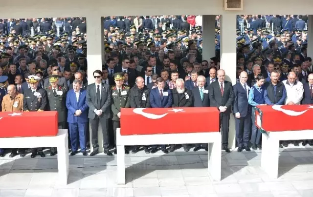 8 Şehit İçin Cenaze Namazı Kılındı 8 Şehit İçin Cenaze Namazı Kılındı