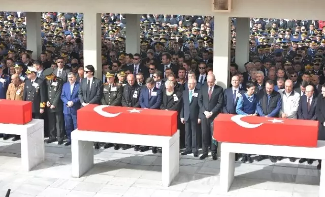 8 Şehit İçin Cenaze Namazı Kılındı 8 Şehit İçin Cenaze Namazı Kılındı
