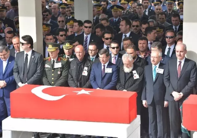 8 Şehit İçin Cenaze Namazı Kılındı 8 Şehit İçin Cenaze Namazı Kılındı
