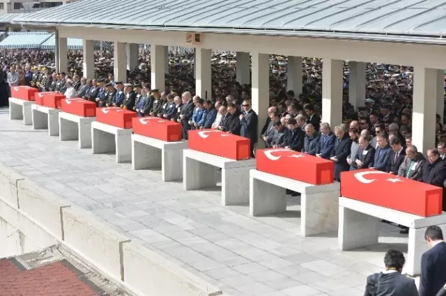 8 Şehit İçin Cenaze Namazı Kılındı 8 Şehit İçin Cenaze Namazı Kılındı