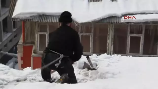 Para Kazanmak İçin Tehlikeye Aldırmadan Çatılardaki Karları Temizliyor