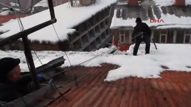 Para Kazanmak İçin Tehlikeye Aldırmadan Çatılardaki Karları Temizliyor