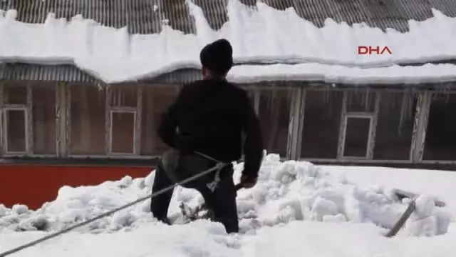 Para Kazanmak İçin Tehlikeye Aldırmadan Çatılardaki Karları Temizliyor