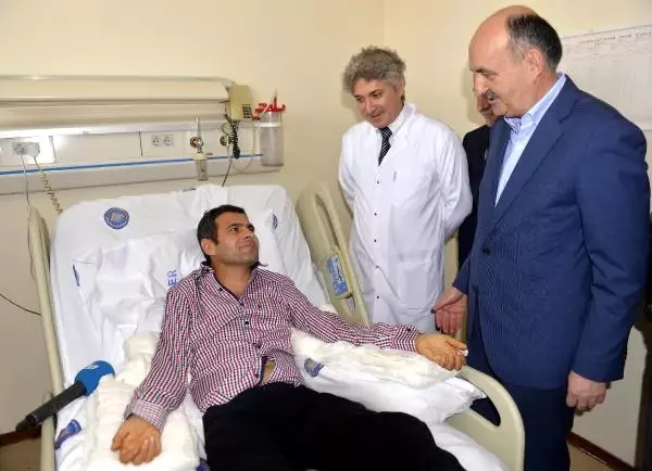 Bakan Müezzinoğlu, Çift Kol Nakilli Sağır'ı Ziyaret Etti