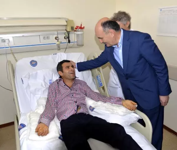 Bakan Müezzinoğlu, Çift Kol Nakilli Sağır'ı Ziyaret Etti