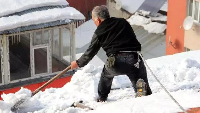 Para Kazanmak İçin Tehlikeye Aldırmadan Çatılardaki Karları Temizliyor