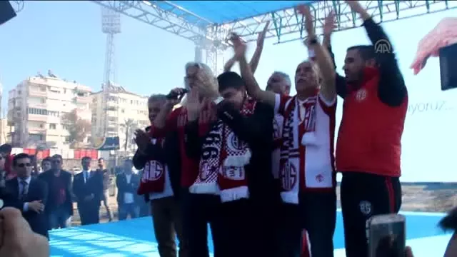 Atatürk Stadyumu'nun Yıkımına Başlandı