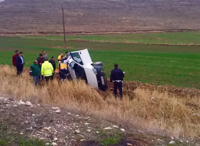 Otomobil Tarlaya Uçtu: 4 Yaralı Otomobil Tarlaya Uçtu: 4 Yaralı
