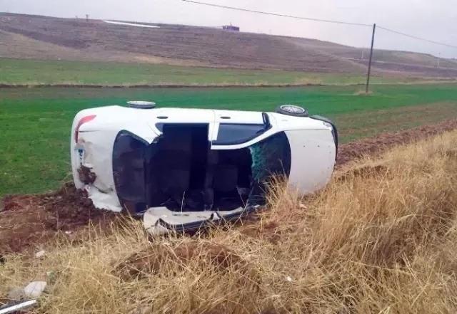 Otomobil Tarlaya Uçtu: 4 Yaralı Otomobil Tarlaya Uçtu: 4 Yaralı