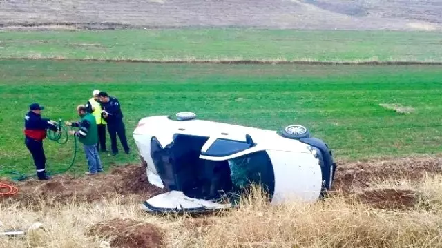 Otomobil Tarlaya Uçtu: 4 Yaralı Otomobil Tarlaya Uçtu: 4 Yaralı
