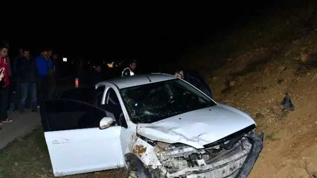 Tokat'ta Otomobil Şarampole Uçtu: 3 Yaralı Tokat'ta Otomobil Şarampole Uçtu: 3 Yaralı