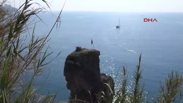 Antalya-Kayalıkta Yıpranmış Bayrak Operasyonu