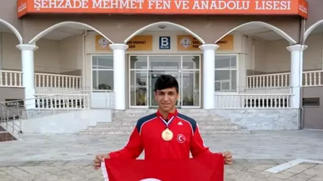 Güreşte Türkiye İkinci Olan Şehzadeli Furkan, Manisa'nın Gururu Oldu Güreşte Türkiye İkinci Olan Şehzadeli Furkan, Manisa'nın Gururu Oldu