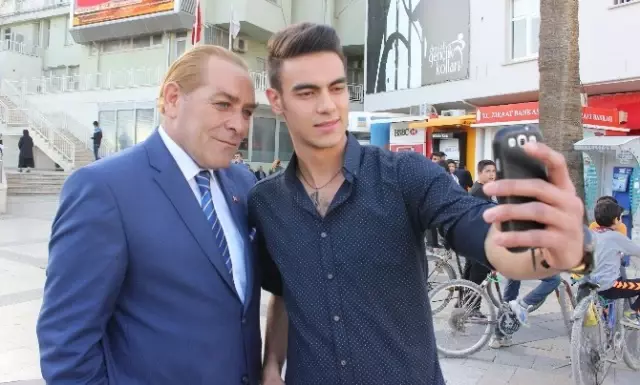 Atatürk'e Benzeyen Oyuncuyu Gören Vatandaşlar Gözyaşlarını Tutamadı