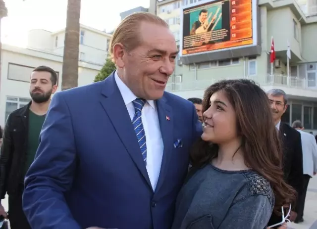 Atatürk'e Benzeyen Oyuncuyu Gören Vatandaşlar Gözyaşlarını Tutamadı