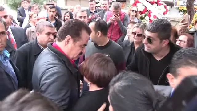 Sezen Aksu'nun Annesi Toprağa Verildi Sezen Aksu'nun Annesi Toprağa Verildi