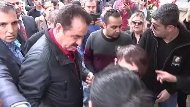 Sezen Aksu'nun Annesi Toprağa Verildi Sezen Aksu'nun Annesi Toprağa Verildi