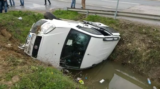Silivri'de Takla Atan Araç Şarampole Uçtu: 3 Yaralı Silivri'de Takla Atan Araç Şarampole Uçtu: 3 Yaralı